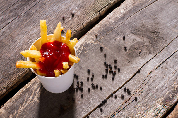 Patatine fritte con ketchup e pepe
. - Foto, immagini