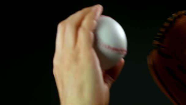 Baseballový hráč rukavice a míč na černém pozadí, zpomalené - Záběry, video