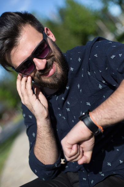 Smartphone ember sms textil-nyári teraszon szabadtéri kávézóban. - Fotó, kép