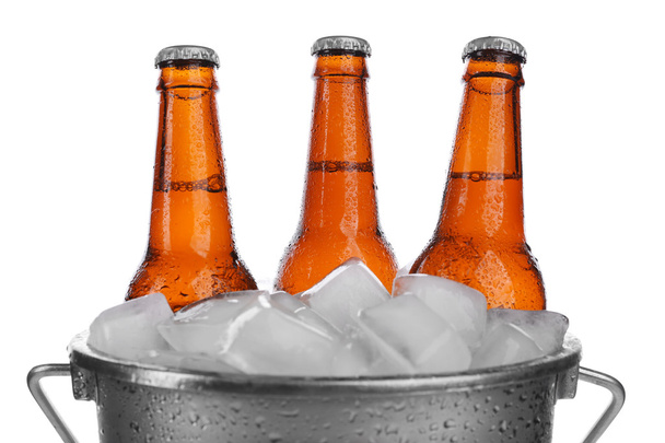 Butelki po piwie w wiadrze na lód - Zdjęcie, obraz