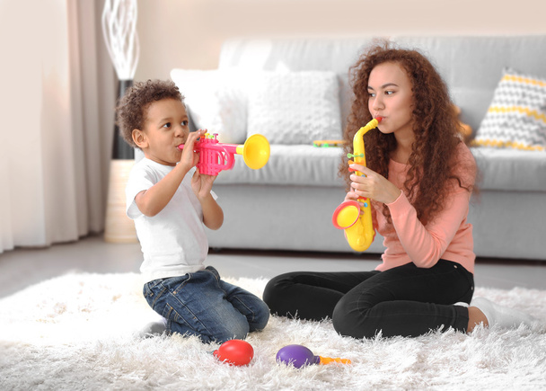 jongen en meisje spelen met muzikale speelgoed - Foto, afbeelding