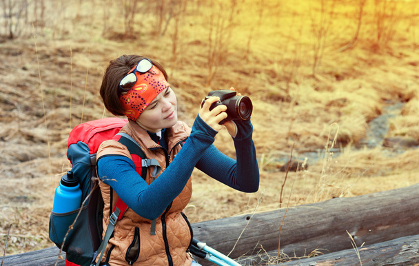 Woman tourist. Trekking with a camera - Foto, Imagen
