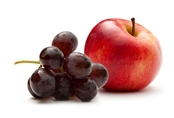 roter Apfel und dunkle Trauben - Foto, Bild