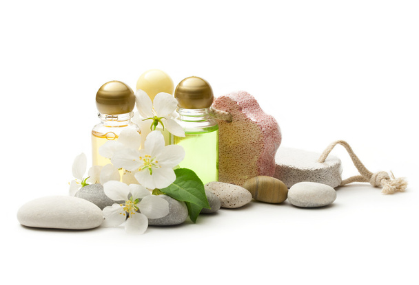 Цветы яблони, камни и шампунь
 - Фото, изображение