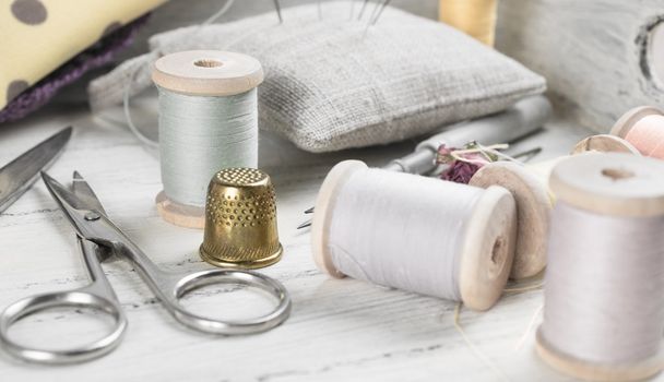 Golden thimble with set of reel of thread, scissors for sewing a - Foto, afbeelding