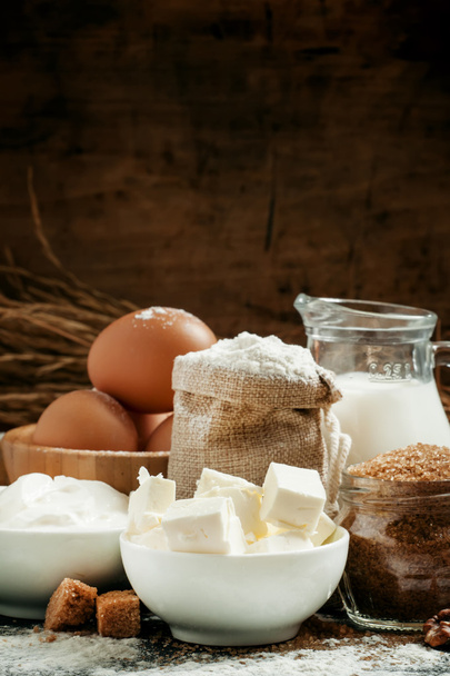Baking ingredients: milk, butter, flour, sugar, eggs  - Foto, imagen