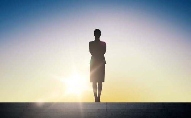 silhouet van zakenvrouw met zon licht - Foto, afbeelding