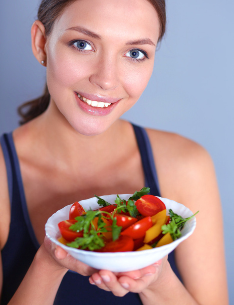 Retrato de una joven sonriente con ensalada de verduras vegetarianas - Foto, Imagen