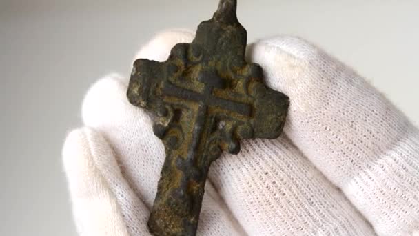Середньовічні невеликий хрест розп'яття - Кадри, відео