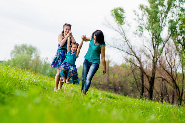 Красивая молодая женщина с двумя детьми в парке
. - Фото, изображение