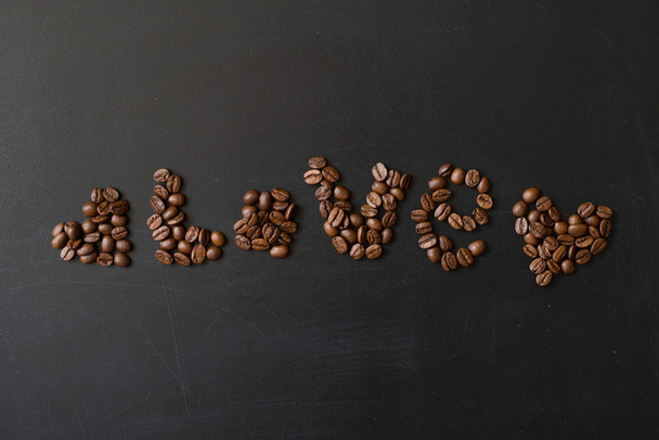 szív és a "szeretet", írta kávébab szó - Fotó, kép