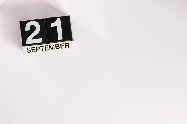21 Σεπτεμβρίου. εικόνας της 21 Σεπτεμβρίου ξύλινο γραφείο ημερολόγιο σε άσπρο φόντο. Ημέρα του φθινοπώρου. Κενό χώρο για κείμενο. Διεθνής Ημέρα Ειρήνης, παγκόσμια ημέρα ειρήνης - Φωτογραφία, εικόνα