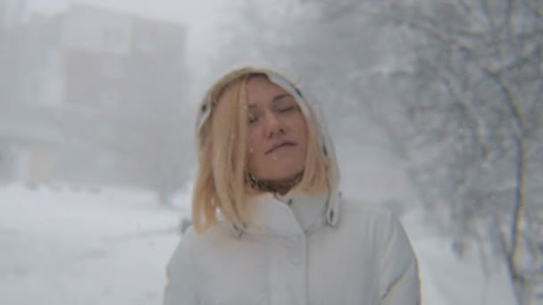 冬の日の笑顔を歩く若いブロンドの女の子  - 映像、動画