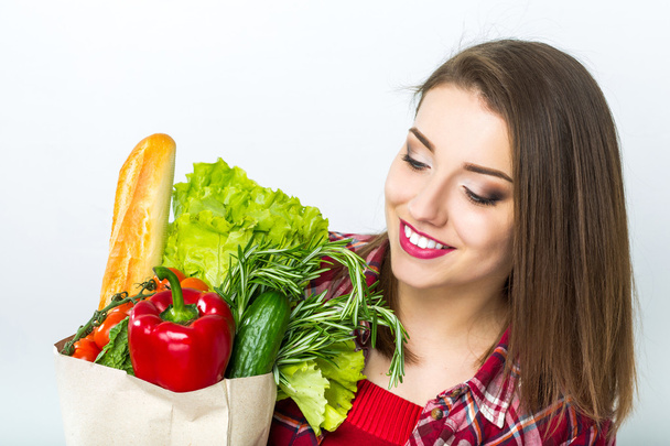 Γυναίκα με φρέσκα τρόφιμα, λαχανικά - Φωτογραφία, εικόνα