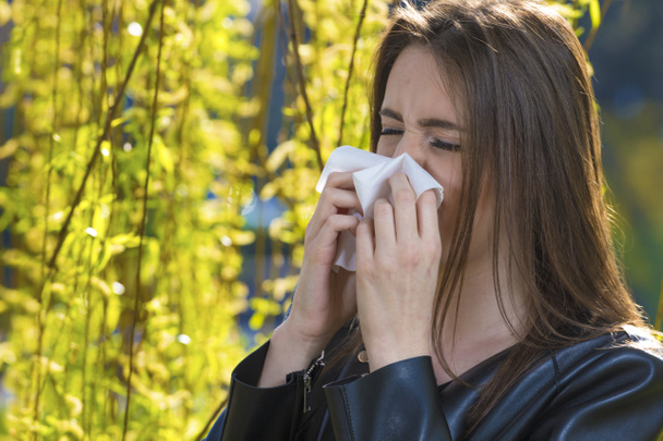Chica con alergia al polen
 - Foto, Imagen
