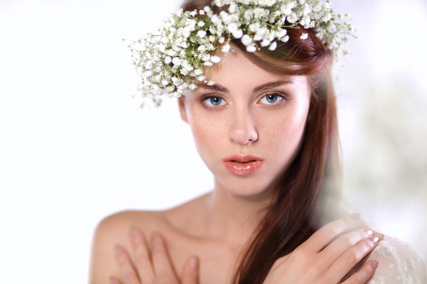Portrait of a beautiful woman with flowers in her hair - Foto, afbeelding