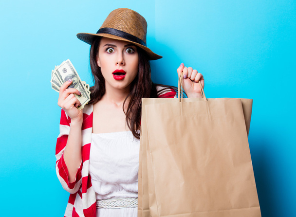 retrato de la joven con bolsas de compras y dinero
 - Foto, imagen