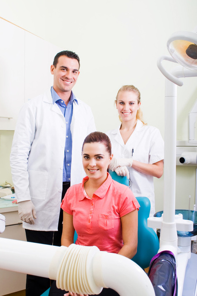 dentista e auxiliar com paciente no consultório
 - Foto, Imagem