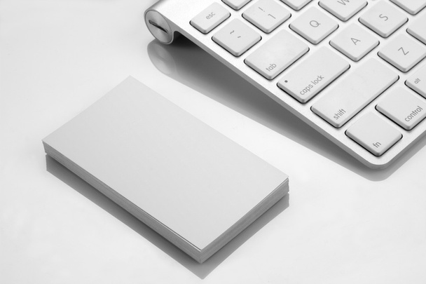 Blanco visitekaartje Mockup met een toetsenbord op witte achtergrond - Foto, afbeelding