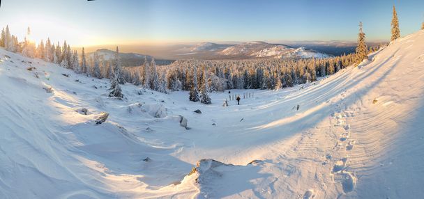 Ranní panorama pohoří Ural v Rusku, národní park za svítání v zimě - Fotografie, Obrázek