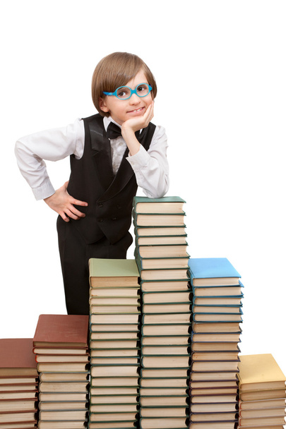 chłopiec stoi z książek - Zdjęcie, obraz