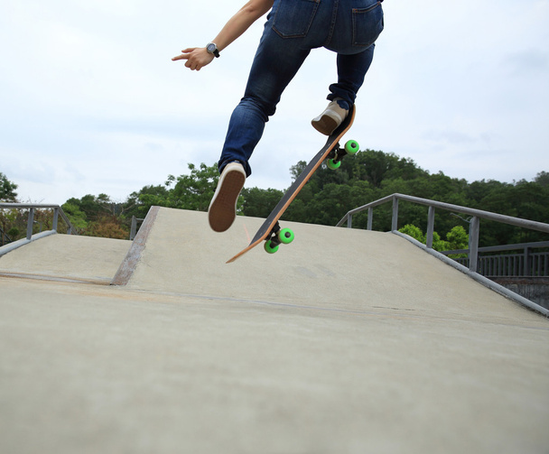 young woman skateboarder s - Foto, Bild