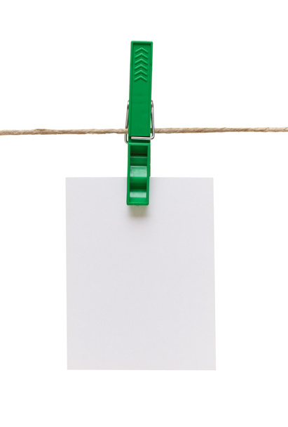Pinza de ropa y papel de nota en la cuerda de línea de ropa
 - Foto, imagen
