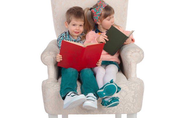 Les enfants sont assis sur une chaise avec des livres
 - Photo, image