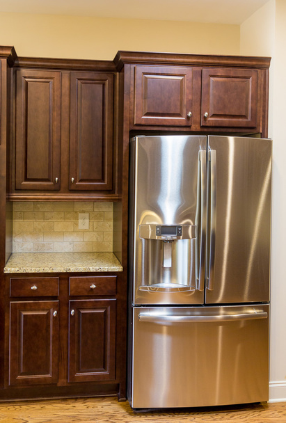 Refrigerador de acero inoxidable en cocina nueva
 - Foto, Imagen