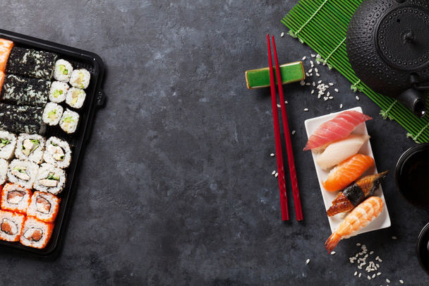 Conjunto de sushi, maki e chá verde
 - Foto, Imagem