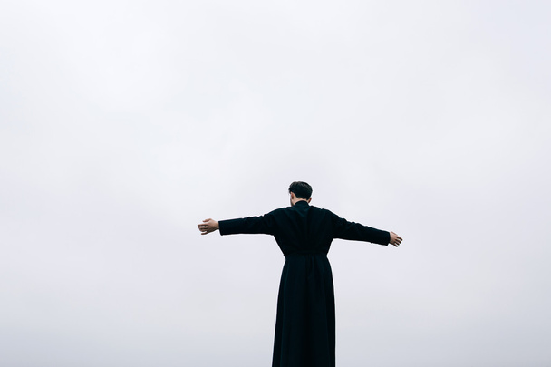 πορτρέτο του όμορφος καθολικός ιερέας γενειοφόρος - Φωτογραφία, εικόνα