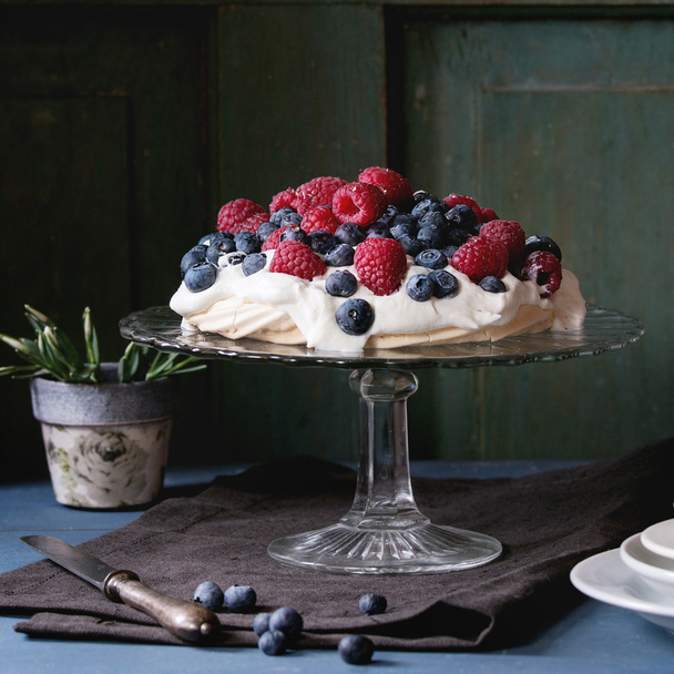 Pavlova dessert with fresh berries - Φωτογραφία, εικόνα