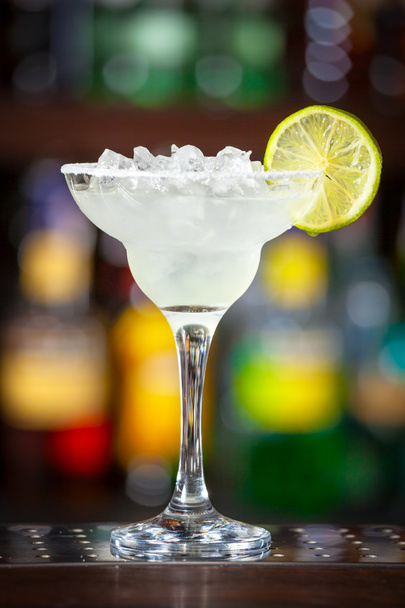 Cocktail garnished with lime. - Zdjęcie, obraz