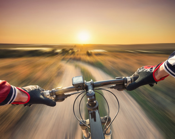 Szybkiej jazdy na rowerze w górskiej dolinie - Zdjęcie, obraz
