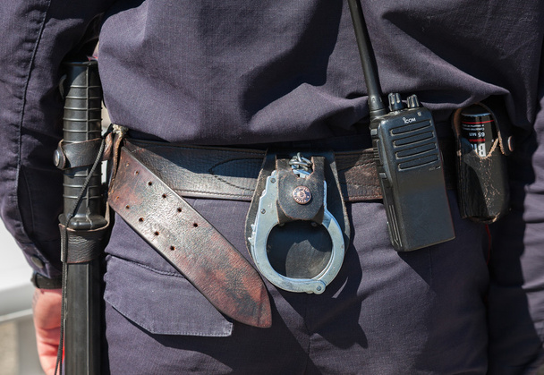 Equipo en el cinturón del policía ruso
 - Foto, imagen
