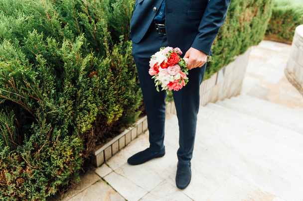 El ramo hermoso de boda en las manos del novio
 - Foto, imagen