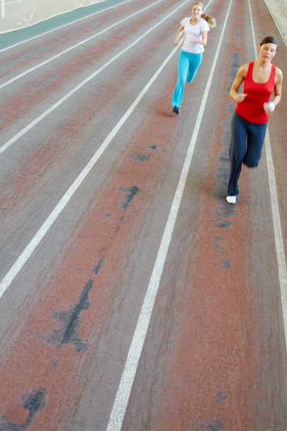 Дівчата біжать у спортзалі
 - Фото, зображення