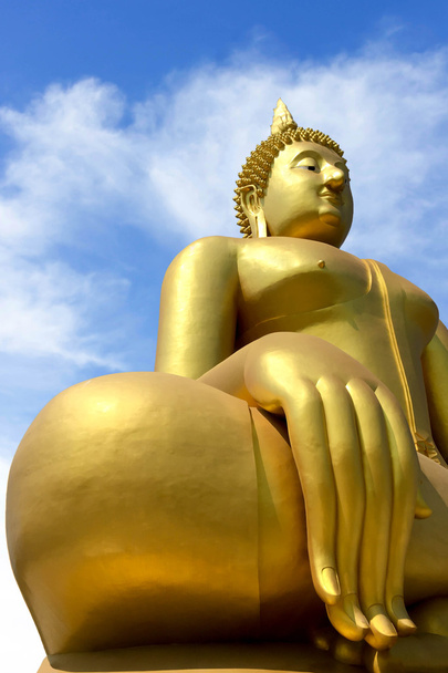 Grote gouden Boeddha-beelden in blauwe hemel  - Foto, afbeelding