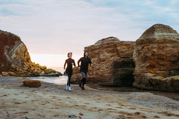 pareja de fitness corriendo en la playa
 - Foto, Imagen