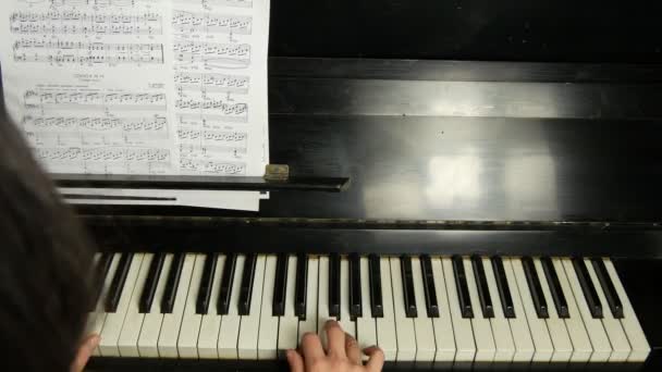 Hátulnézet a női kéz játszik egy finom darab, a klasszikus zene egy szép zongora. Zongorázni, közeli nő. - Felvétel, videó