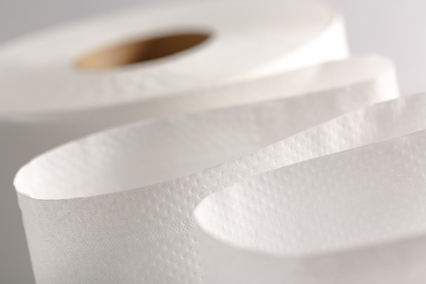 eine weiße Toilettenpapierrolle - Foto, Bild