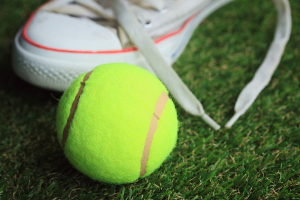 tennis en witte sneakers - Foto, afbeelding