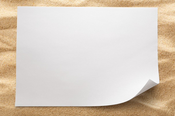 Hoja de papel en blanco sobre arena
 - Foto, Imagen