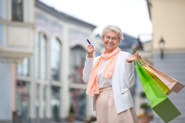 Mulher idosa com cartão de crédito
  - Foto, Imagem