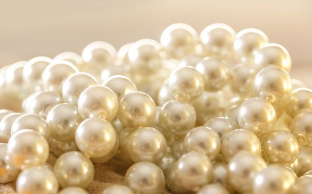白い真珠のネックレス - 写真・画像