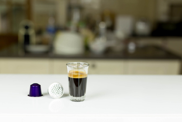 Yhden palvella espresso laukaus kahvia kapselia
  - Valokuva, kuva