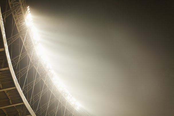 Vista delle luci dello stadio di notte
 - Foto, immagini