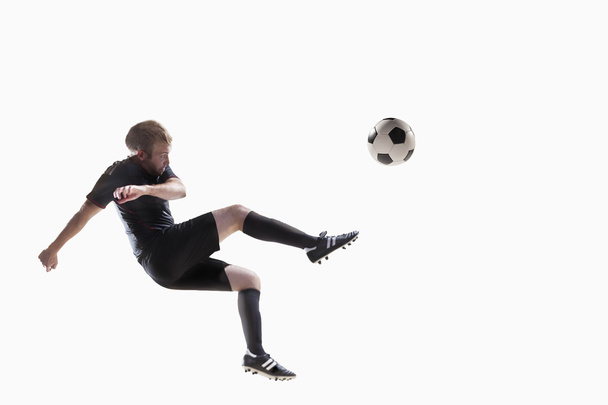 Sportler kickt Fußball - Foto, Bild