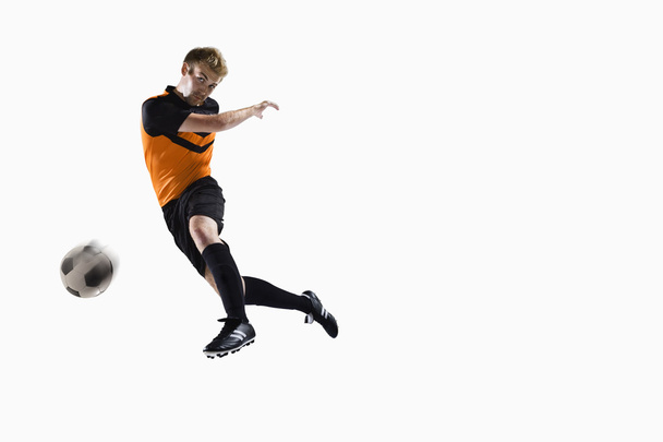 Atleta pateando pelota de fútbol
 - Foto, imagen