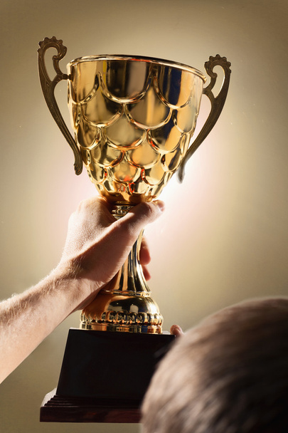 Sportovec drží trophy cup - Fotografie, Obrázek